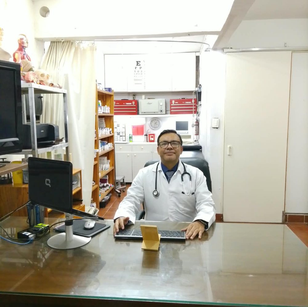 El Dr. Judá Goiz Orea en su escritorio, en su consultorio de la colonia La Paz
