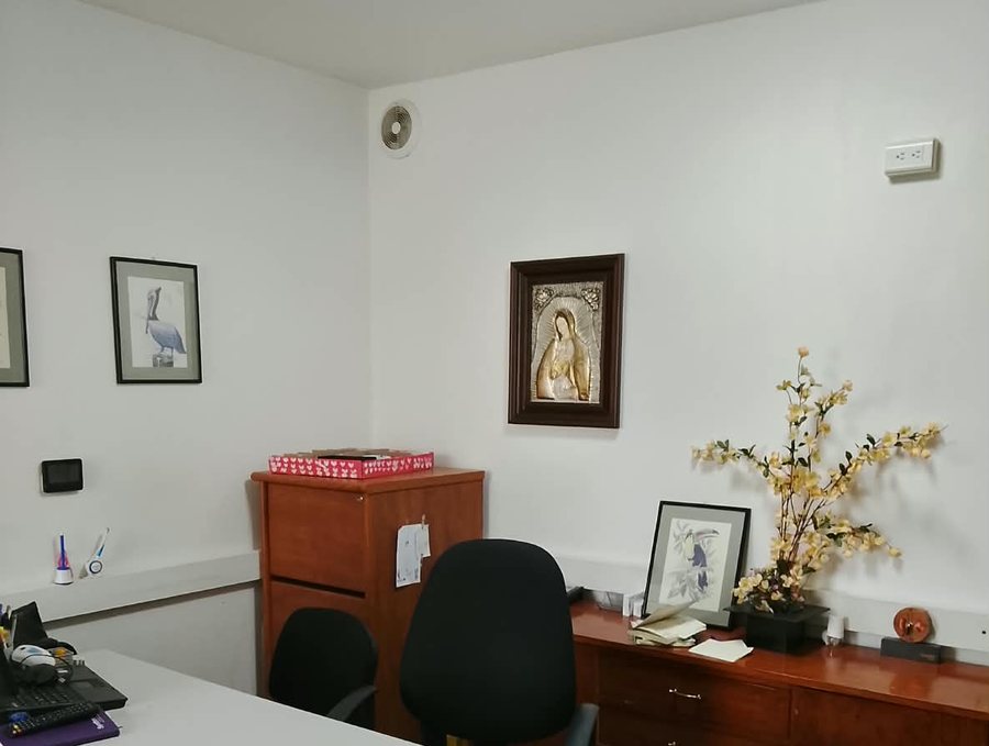 Escritorio y área de consulta del consultorio