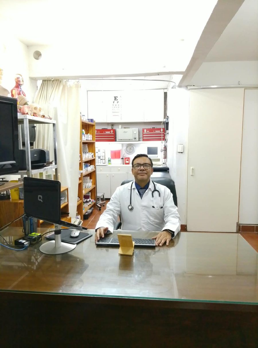 El Dr. Judá Goiz Orea en su escritorio, en su consultorio de la colonia La Paz
